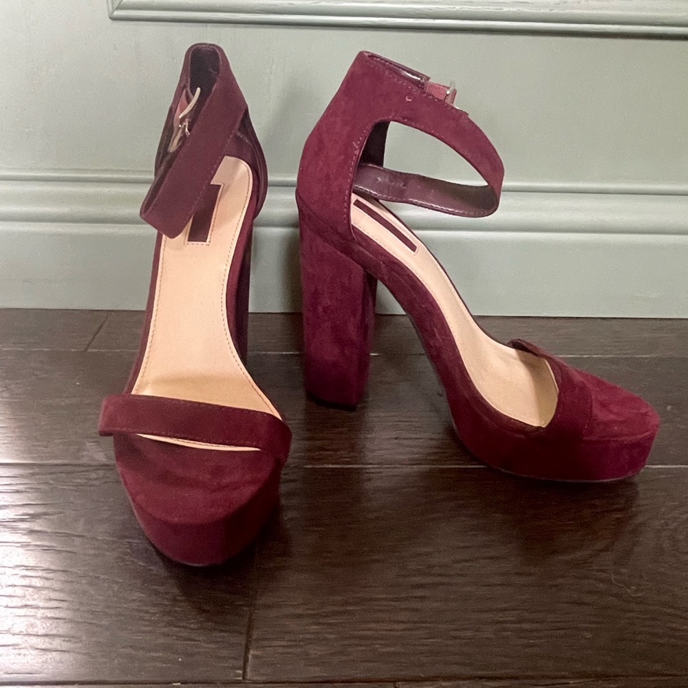 Forever 21. Suede maroon platform Heels. Size 7